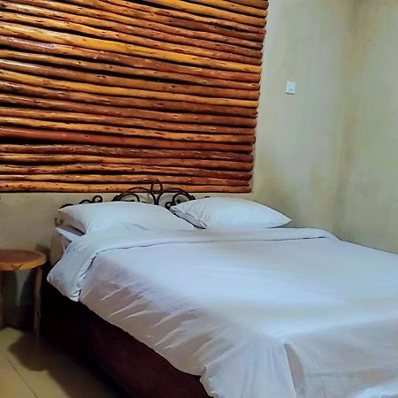Mia Safari Lodge And Restaurant เอนเทบเบ้ ภายนอก รูปภาพ