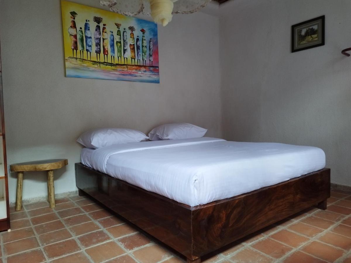 Mia Safari Lodge And Restaurant เอนเทบเบ้ ภายนอก รูปภาพ