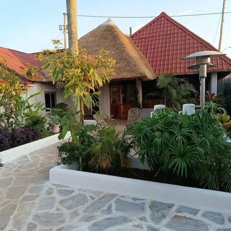 Mia Safari Lodge And Restaurant เอนเทบเบ้ ภายนอก รูปภาพ