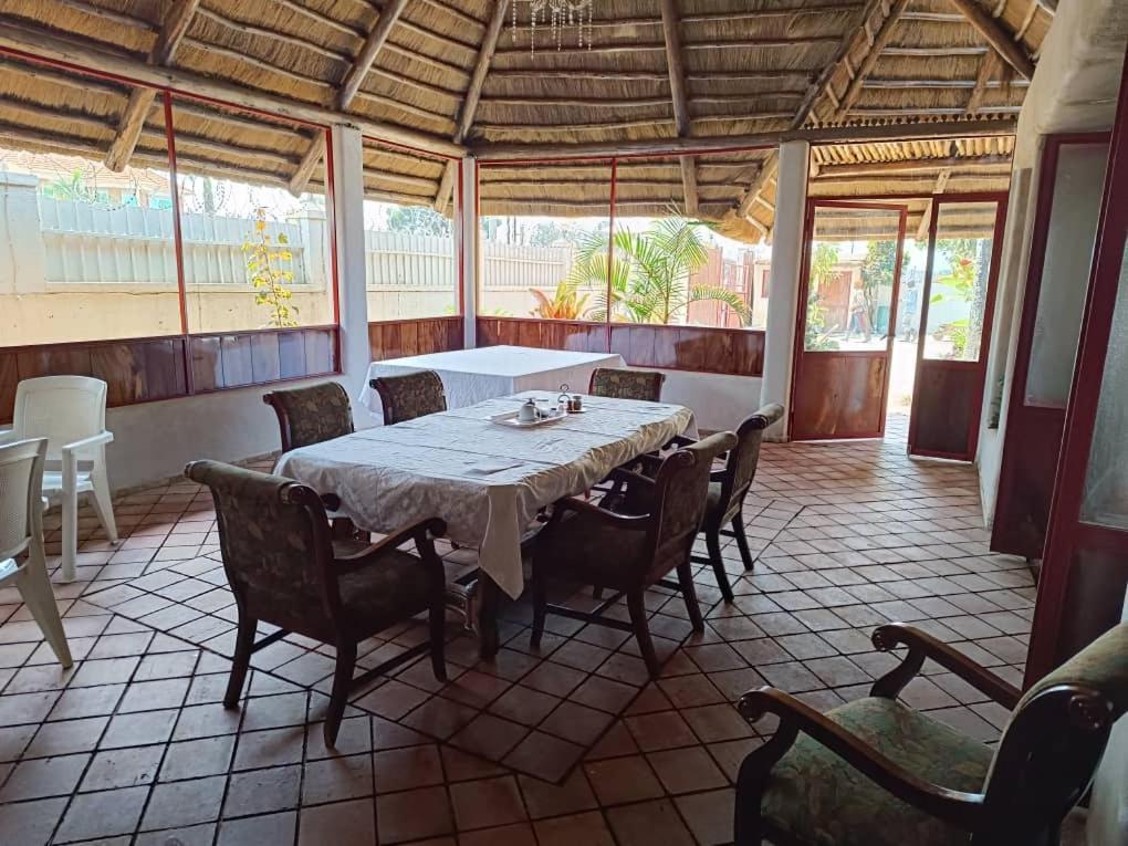 Mia Safari Lodge And Restaurant เอนเทบเบ้ ภายนอก รูปภาพ