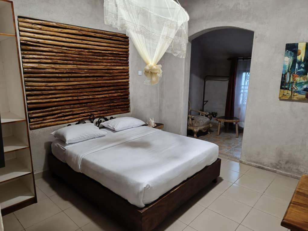 Mia Safari Lodge And Restaurant เอนเทบเบ้ ภายนอก รูปภาพ
