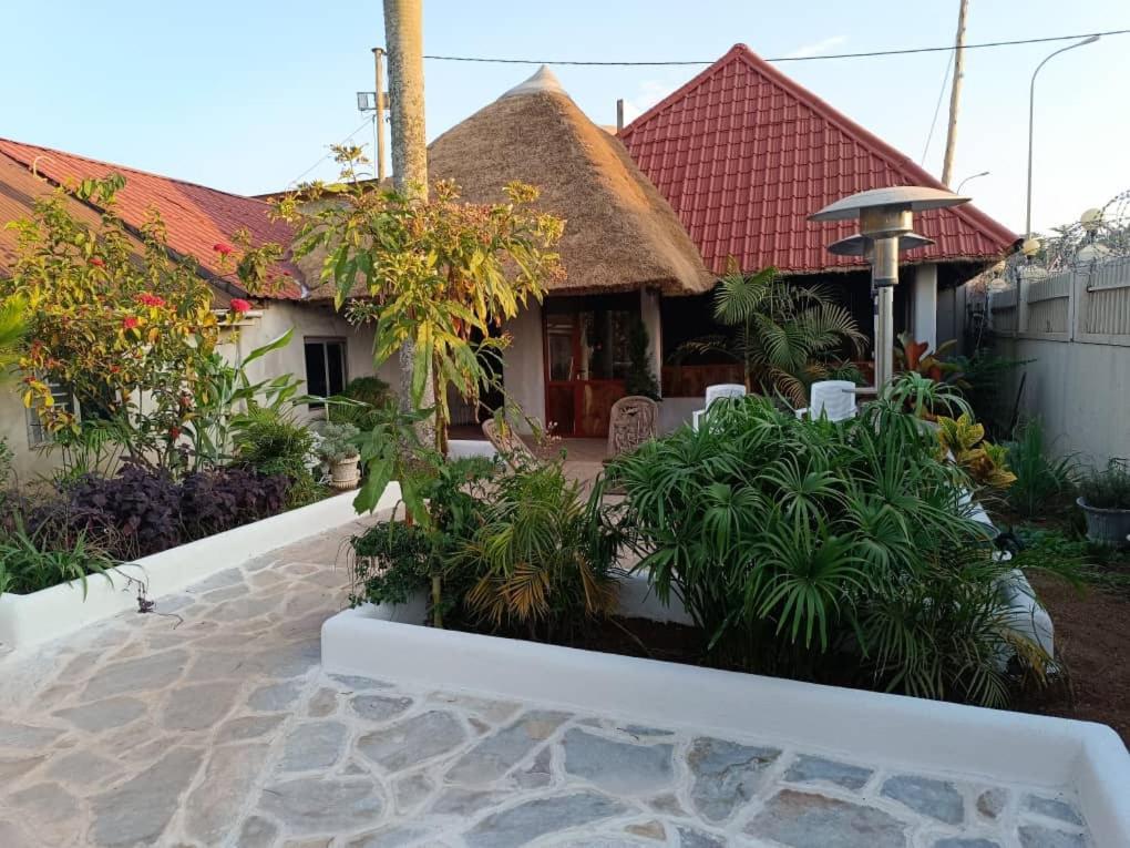 Mia Safari Lodge And Restaurant เอนเทบเบ้ ภายนอก รูปภาพ